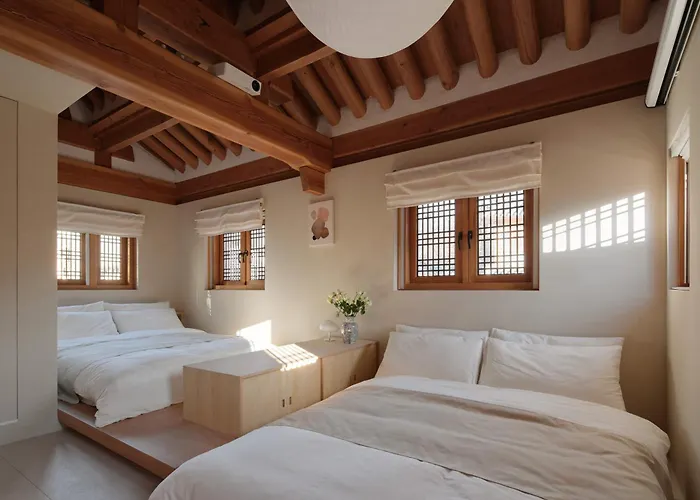The Korean Traditional Hanok In Downtown Seoul For Convenient Public Transportation - Seoul Ari
